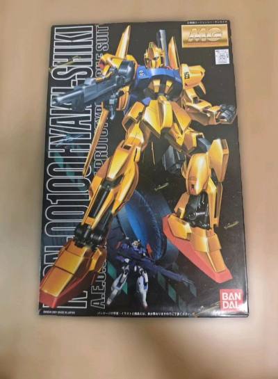 红万代MG 1/100电镀金色百式1.0，百式是比较早的高达电镀模型，MG中初限定外本身电镀的模型并不多，百式这种又有内构，还有电镀外甲的，还是很值得收藏的。