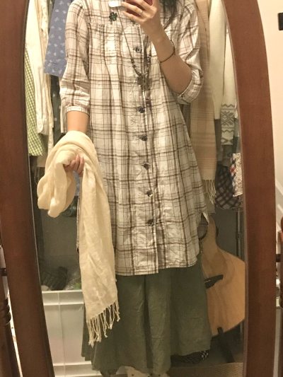 这次买到了特别心水的小鳄鱼 领子很特别 而且带吊牌成色很新
格子小猪牌也特别美啊 很显瘦 物流很快！