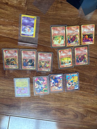 心心念念啊 终于到了 最爱的喷火龙 虽然卡品都是看画 但是我喜欢啊 而且都带炫儿 可真棒呀 可惜一点的是那三张拼图卡品跟实际不符合 别的都挺好 不过就是喜欢看画 最好评个1分 收藏 很不错 感谢