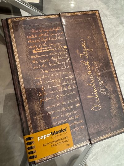 在挖煤姬的第一笔订单，选了Paperblanks的一本泰戈尔，是国内近期没有见过的手稿本。咖啡色的底色，手稿常用的复古做旧版面和头像签名，看上去品相很好，价格也适中，迅速下单完成拍到手，日本那边的卖家发货很快，没几天就到了仓库。物流选择了竹蜻蜓，2周左右就收到啦。整...
