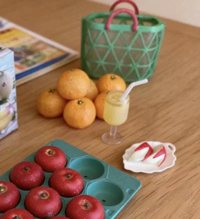 这款日系水果微缩玩具细节拉满，蜜瓜的网套、柑橘的纹理、苹果的光泽都高度还原，搭配包装盒与饮品配件，摆拍氛围感直接拉满，是微缩收藏爱好者的宝藏好物～
在挖煤姬还可以使用还价功能，非常方便，拼团功能也很好用！