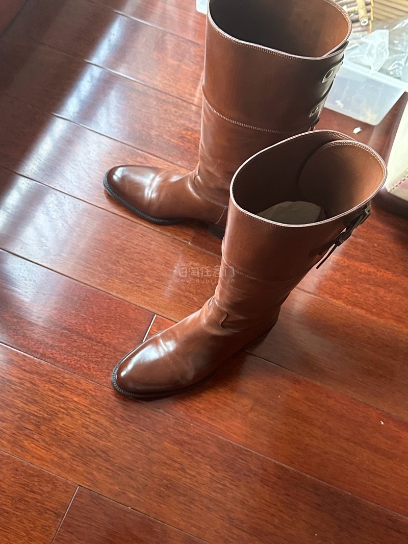 鞋子非常好  软件使用很流畅 还可以砍价，价格很合适， 很靠谱的软件 物流也很快 第一次买很满意 。