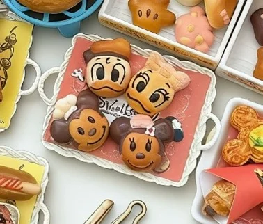 想要这组rement很久了！在日淘比在国内买便宜太多了，代切也很快，这款迪士尼主题微缩食玩太可爱！米奇造型的糕点、精致的餐具与烘焙配件一应俱全，摆放在白色桌面更显质感，细节满满超适合收藏和摆拍，迪士尼微缩迷必入～