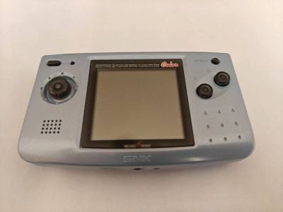 薄机ngpc，成色是相当不错，汇率一直在降，运费似乎没有少多少，几乎可以充新了，可惜没有原包装盒，附送的卡带说明书都很有收藏价值。