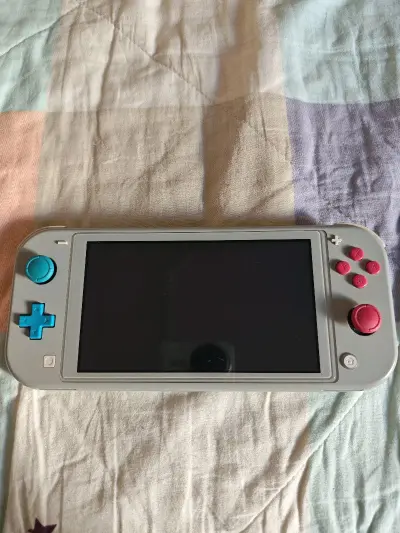 到了2026年终于蹲到了一台成色还可以的nslite掌机，虽然没有充电线，之前就看到各大视频平台分享，这次果断在挖煤姬下手了。收到货感觉包装很扎实，里面填充了很多泡沫。机子收到无磕碰划痕，积分抵扣了一些运费感觉总体很划算。物流速度也是很快，选择的空运从下单到收到货一...