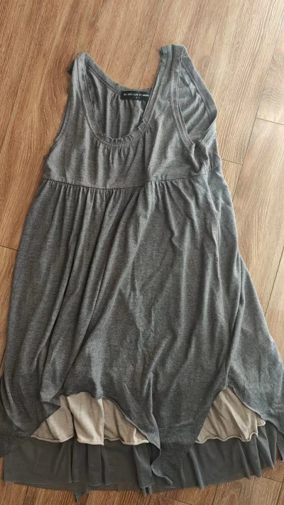 超级好看的无袖上衣！！！下摆是不规则的样式，纯棉的料子特别舒服，穿上也特别合适，清凉丝滑，非常遮肉遮副乳，快递也特别快很方便！！