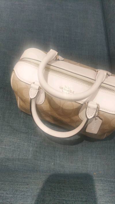 这款COACH波士顿包经典又百搭，皮质细腻，容量很适合日常通勤。平台的代购流程透明，卖家沟通也很顺畅，收到的包包成色和描述一致，整个购物体验非常满意！