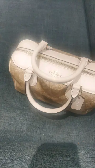 这款COACH波士顿包经典又百搭，皮质细腻，容量很适合日常通勤。平台的代购流程透明，卖家沟通也很顺畅，收到的包包成色和描述一致，整个购物体验非常满意！