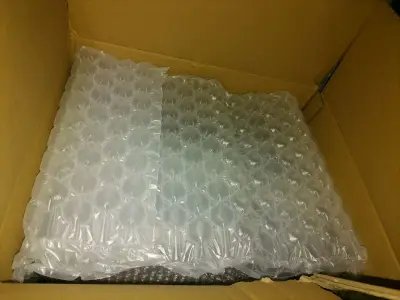 第一次拆到这样是包装形式，把所有东西捆绑在一起，放在一个袋子里，然后填充缓冲材料放入包装箱，非常稳妥，很厉害，还会知道我买了个空盒，就是为了品相，所以做了很好的呵护。