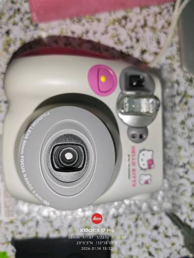 成色好漂亮的hello Kitty相机，很小巧可爱，基本上是全新，里面居然还有Kitty相纸，在挖煤姬上淘到太多喜欢的拍立得了