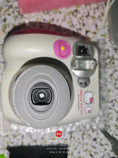 成色好漂亮的hello Kitty相机，很小巧可爱，基本上是全新，里面居然还有Kitty相纸，在挖煤姬上淘到太多喜欢的拍立得了