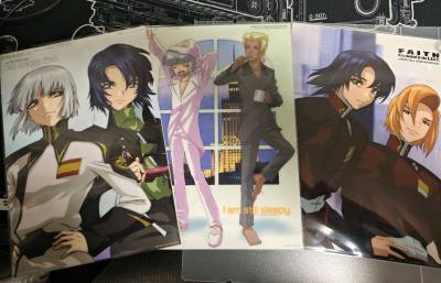 高达这个cellDX系列的大透卡实在美丽，煤炉上的出的不太多但是经常在骏河屋捡到漏，这单吃到了三张，大尺寸柄真是太美丽了，还买了基拉的冰淇淋卡，和家里的阿斯兰凑上了对。煤炉吃了一对吧唧和建议塑料立卡，樱花妹连着吧唧套一起给我了，直接放一起了非常完美。好价立牌已经是定...