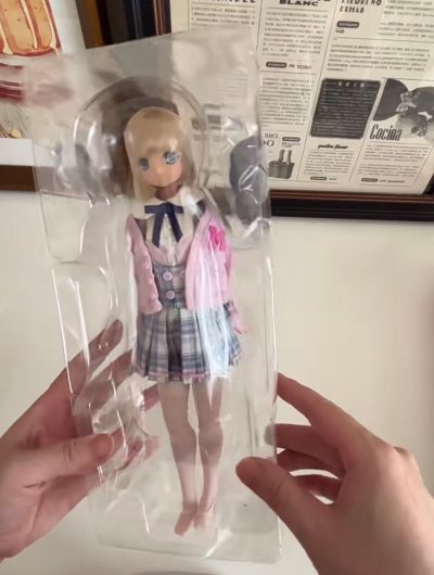 这是一个固定搭配，指在 Mercari 这个日本二手平台上“海淘”购物。平台上有很多动漫周边、游戏、服装等。很多中国买家会分享购物攻略和开箱。国内称“煤炉”或“挖煤姬”上购物，买了粉色/粉粉的、短发角色Maya的相关周边”。
美中不足体子变色了