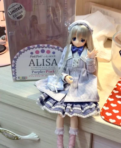 Alisa” 是PinkPink系列中一个非常经典的角色/娃娃名字，就像该系列的“看板娘”之一。
   · 她通常以 金色或浅茶色的长发、蓝色的眼睛 为标志形象，穿着系列代表性的粉色制服。官方会为她推出各种不同主题的版本（如学校款、睡衣款、派对款等）。
