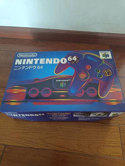 箱说全的N64主机保存品相完美，配件齐全，运行良好可以直接上手，赠送的绿透手柄无法使用，卖家已告知，绿透主机也是完美运行游戏，整体购买体验很棒