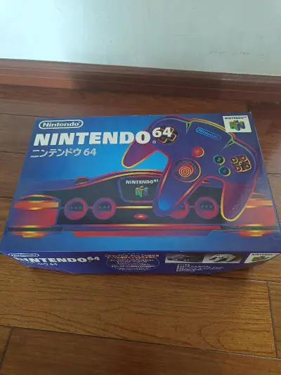箱说全的N64主机保存品相完美，配件齐全，运行良好可以直接上手，赠送的绿透手柄无法使用，卖家已告知，绿透主机也是完美运行游戏，整体购买体验很棒