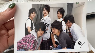 终于在挖煤姬蹲到了 Snow Man 早期演唱会的稀有烧普！之前找了好多平台都断货，这里不仅有库存，价格还比代购便宜不少。到手检查了一遍，卡片没有泛黄，边角尖尖的，连背面的印刷字都清晰工整。平台的客服超耐心，不懂的转运问题都一一解答，合单操作也简单，不用费心算运费，...