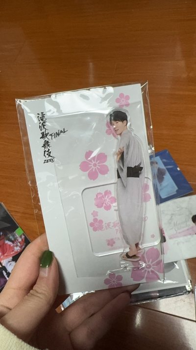 挖到宝了！在挖煤姬蹲到了绝版的徽章，表面是磨砂质感，摸起来很有高级感，图案印刷清晰，没有一点瑕疵。卖家还送了同款贴纸，太贴心了。转运选了海运，虽然慢一点，但运费超划算，适合囤货。到手后检查了一遍，所有徽章都完好无损，别针也都能正常使用。已经推荐给身边所有同担姐妹，真...