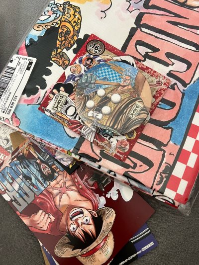 这次下单的谷子真的超出预期，必须来好好夸一夸～ 首先包装太用心了，外层是厚实的飞机箱，里面用泡沫纸层层包裹，还加了防水袋，拆开时谷子完好无损，没有任何磕碰或磨损，连边角都没一点瑕疵，对于收藏党来说太安心了。