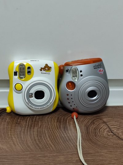 谁懂啊！在挖煤姬淘到的这两台富士拍立得成色真的绝了✨
银色的instax mini 20是复古感拉满的宝藏机型，黄白配色的mini25轻松熊联名款更是可爱到犯规！

挖煤姬的包装超用心，物流也比预想快太多，到手完全没磕碰。
不仅价格比国内香，而且可选的限定款特别多，...