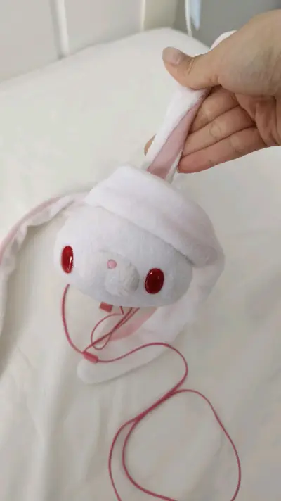 在挖煤姬买了太多太多好东西了，这次买了泛用兔的玩偶耳机，特别的可爱，功能也是完好的。包装的很牢固，纸箱很厚，还有防撞的措施。