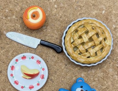 这组微缩食玩还原度拉满，苹果派的格纹酥皮、带果肉纹理的苹果块都精致到细节，小刀具、小梳子的比例也拿捏得恰到好处，把微缩模型的趣味展现得淋漓尽致。多亏了挖煤姬，小众日系微缩玩具总能精准淘到，品类全、物流稳，收藏爱好者直接闭眼冲！