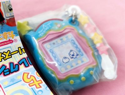 这款拓麻歌子微缩挂件是万代出品的经典复刻款，还原了原版电子宠物的造型细节，色彩鲜亮、做工精致，连挂饰的星星装饰都小巧灵动，是拓麻歌子收藏的宝藏小物。此次通过代购平台入手全程顺畅，保真、物流跟踪清晰，平台选品专业又靠谱，为小众收藏爱好者打通了便捷的海淘渠道。☆*:.｡...