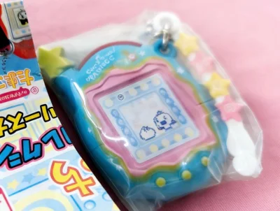 这款拓麻歌子微缩挂件是万代出品的经典复刻款，还原了原版电子宠物的造型细节，色彩鲜亮、做工精致，连挂饰的星星装饰都小巧灵动，是拓麻歌子收藏的宝藏小物。此次通过代购平台入手全程顺畅，保真、物流跟踪清晰，平台选品专业又靠谱，为小众收藏爱好者打通了便捷的海淘渠道。☆*:.｡...