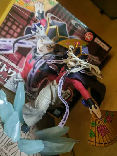 谢谢挖煤姬！！！410入手的last赏！到手包裹巨大的一个炸药包，致死量的泡沫纸，甚至还贴心的用胶带粘了一个把手。箱子外面又加固了一层箱子，所以保护的特别好！！全新到手拆出教主美貌！