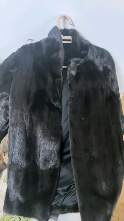 在挖煤姬上面看中好久了 很少见这样的设计和材质 立马收入囊中 经过几天的期待 已经收到货了 比我想象的好太多啦 一件松鼠毛的又轻又软 很有设计感 另一件水貂金标的 在晚上的灯光下也是油润有光泽 没有破烂的地方 完美下车