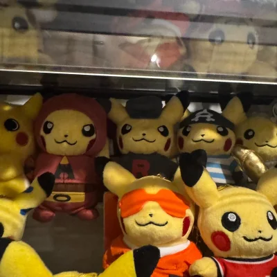 这次挖煤姬发货好快 两周不到就收到我心心念念的反派皮卡丘挂件们了o(≧v≦)o喜欢喜欢 赶紧放柜子里拍照～哈哈哈哈哈