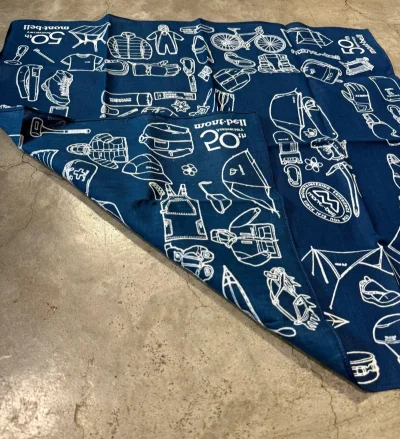 前一段时间发现了这个了美国的户外品牌，他们的标做的真的很好看，想着淘一个，结果刚好在挖煤姬找到了一个成色特别好的！还有这个方巾也很漂亮！