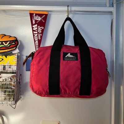 又淘到格里高利的美产的包了，老的就是有不一样的韵味，而且银色的标志也特别好看！还有这件古着衬衫也特别合身，太幸福了！这个羊毛的手包也特别适合我！我爱你挖煤姬哈哈