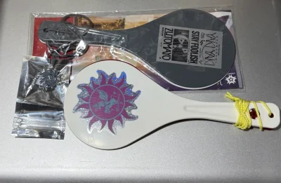 这次购入的是已不再贩的应援饭勺周边。物流运输方式选择了竹蜻蜓专线，下单后到收货大概花了两周。箱子包裹得很严实，商品品相完好。是一次很好的海淘体验！