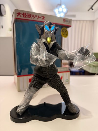 第壹佰壹拾贰单，一个发光大屁股，美菲拉斯星人，成色不错，发光正常。一套已拆的怪兽名鉴，啥都有，可以替换一些老旧款