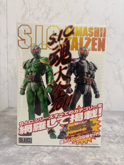 假面骑士sic的双c双j，主要为了这本杂志，真的是爱到不行啊，打包的很好送到也很快真是不错的购物体验