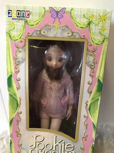 款Azone的“小春”娃娃非常棒，是很多娃娃收藏爱好者都心仪的一款。年末能成功入手这样一款精致好物 “小春”是Azone原创的Wonder Fraulein系列的代表性角色，以可爱优雅的公主风著称。
造型亮点： 这款“bon bon ”（幸福漫步）的造型尤其华丽。通...