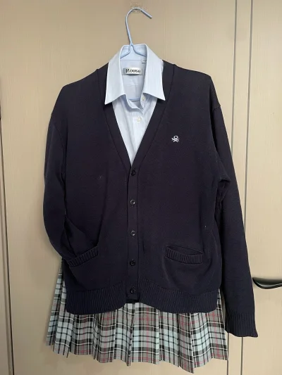 这一次切的东西比较多，有一件双排扣大衣，一件开衫，一件全新的衬衫和一个很有复古昭和感的制服包签梅速度超快，虽然是海运，但是时效也挺短的，大概20天就到了我手上。运费用积分抵扣后也特别划算，我将会永远拥护挖煤姬！