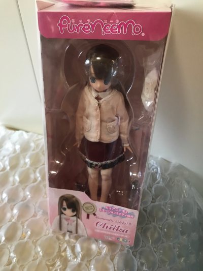  Azone 的“浪漫小花”系列商品。
Azone浪漫小花” 是一个非常明确的系列。它的官方设定这是一个主打甜美、少女、花卉元素的经典服装和配件系列。
