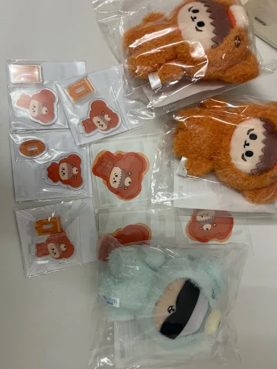 那只毛茸茸的、挂着五条老师漫不经心微笑的小熊，此刻正稳妥地坐在我的书桌上。它来自遥远的日本，经由“挖煤姬”这奇妙的桥梁，穿越山海抵达我掌心。

我赞美它，并非只因它是热血的“五悠”羁绊的可爱化身。我更赞美这场由“抽赏”与“挖煤姬”共同完成的、充满人情味的抵达。当屏幕...