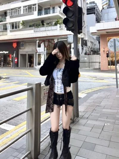 国内的购物网站根本买不到版型修身肩膀不显宽的皮草，还得是古着日牌golds，怎么搭都巨好看巨出片啊啊啊啊