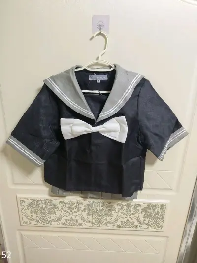 闲来无事下载了挖煤姬，本意是想找买不到的古早lo，没想到发现这么好看的水手服，又可爱价格也不是特别贵！第一次没经验，历时一个月终于到手！开包裹的时候特别开心！很喜欢嘿嘿

衣服非常干净 没有瑕疵 很安心 而且煤炉邮费也太便宜啦 积分抵扣下来个位数！！！ pt也有很多...