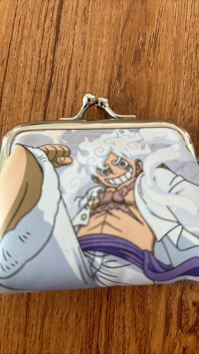 虽然现在的人已经不怎么用钱包了，但是日本人还在出钱包周边，非常可爱小巧，上面只要印着角色图案就很好了，没有别的线条毛头，做工都很好，里面有棉花不会压扁