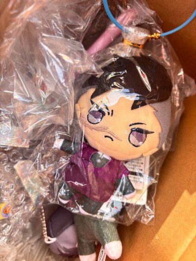 这次入手的不死川玄弥周边也太惊喜啦！毛绒挂件的刺绣工艺超精致，人物的五官和服饰细节都还原得特别到位，手感软乎乎的特别舒服；徽章的印刷清晰不模糊，色彩和图案都很贴合原作；还有迷你手办的造型超萌，比例和做工都没得挑，每一款都戳中了本命心～
而且平台的竹蜻蜓物流路线也太靠...