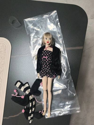 上个月在挖煤姬蹲到的绝版娃娃终于到啦！趁着日元汇率跌到4.9火速剁手，抢了张满减券后两只娃才花了六百多，比国内二手市场便宜一半！虽然两箱合并能省运费，但看到包裹预报的价格立刻怂了，果断拆成两个包裹走空运，结果到青岛五天就清关完毕。拆箱时泡沫纸裹了整整七层，娃娃头发都...