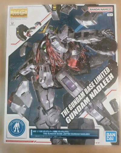 万代 高达基地限定MG 1/100 高达00 德天使 纳德雷拼装模型 ，不是很热门的一款机体，但整体配色十分优秀，拼装上内构很完整，还是值得收藏入手。