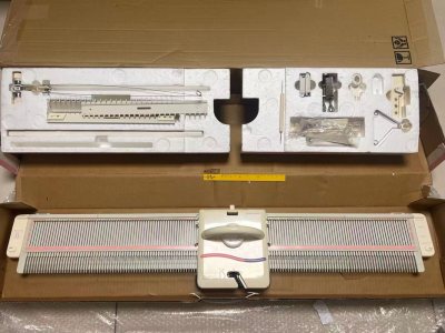 海淘编织机又到啦！
延续了上一次的完美
sk2200没有原箱边壳也没有碎，简直太好运了
三台机针距不同，一次性配齐常用针距
检查后发现3台机针都没有锈，还有带了备用机针，配件齐全。
试机也很顺利，简直不要太太太幸运了！
决定收手，只要我收手，我就能保持海淘不败战绩
...