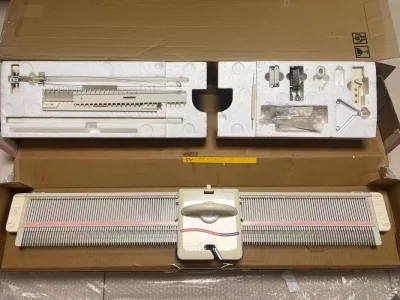 海淘编织机又到啦！
延续了上一次的完美
sk2200没有原箱边壳也没有碎，简直太好运了
三台机针距不同，一次性配齐常用针距
检查后发现3台机针都没有锈，还有带了备用机针，配件齐全。
试机也很顺利，简直不要太太太幸运了！
决定收手，只要我收手，我就能保持海淘不败战绩
...