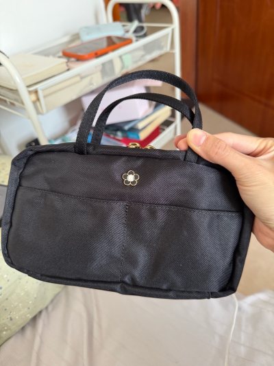 这次审核非常的快，然后物流也比平时快很多，每次都选择EMS 派送也超级准时的，然后我买的化妆包每个款式我挺挺满意的