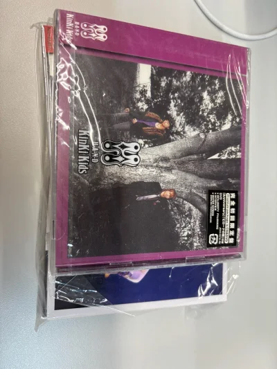 发了一包纸片和cd，对比之下使用了最便宜的竹蜻蜓plus，一共用了三个星期收到，感觉快递盒子和之前的好像不一样了。